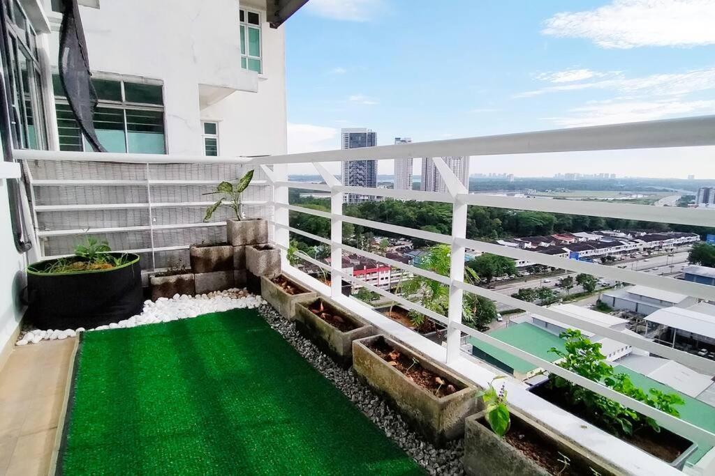 Apartment In Jb With Sea View, View, Balcony, Free Wifi And Free Parking *