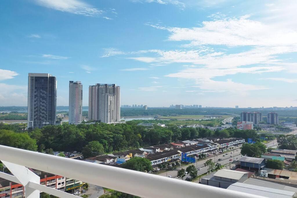 In Jb With Sea View, View, Balcony, Free Wifi And Free Parking * Johor Bahru