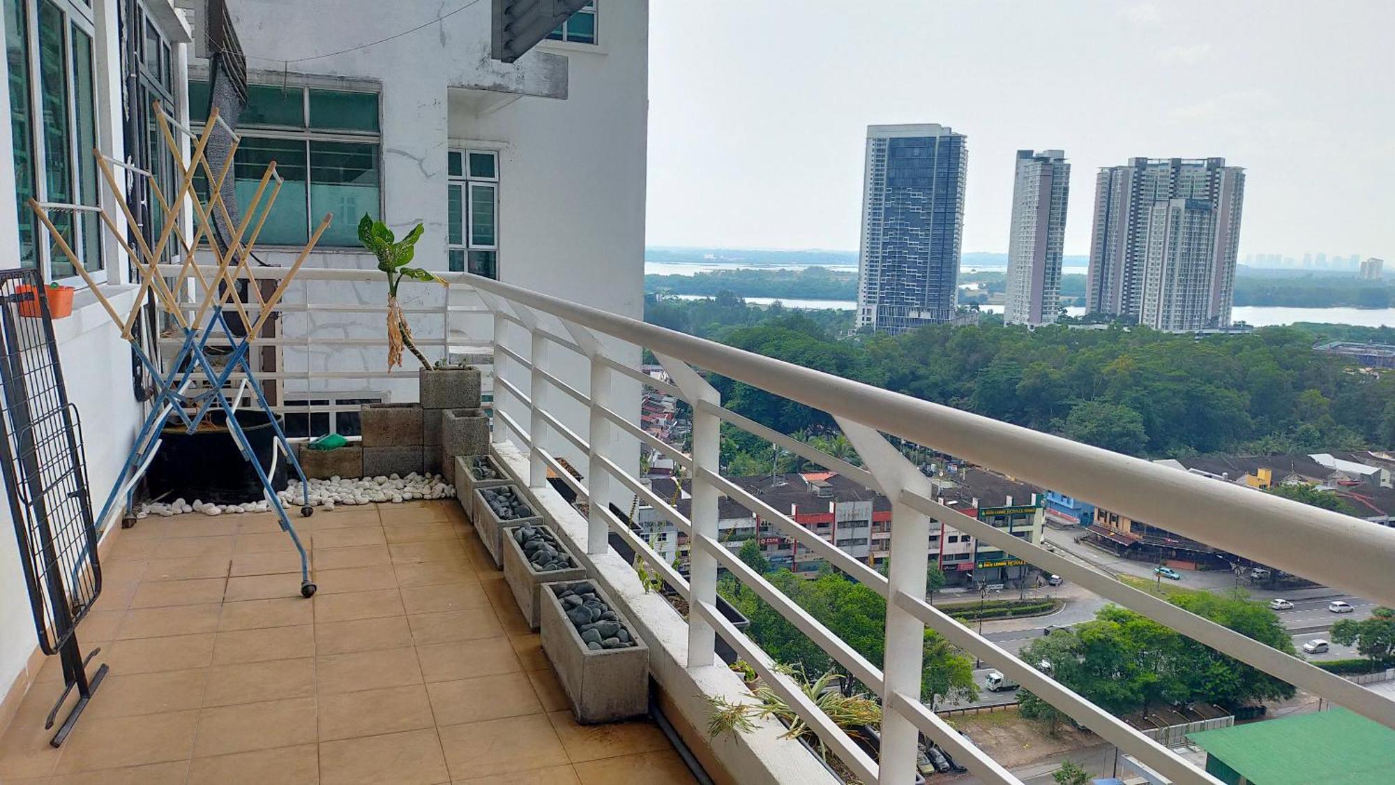 In Jb With Sea View, View, Balcony, Free Wifi And Free Parking Johor Bahru